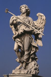 Statua di un angelo che tiene uno strumento della Passione